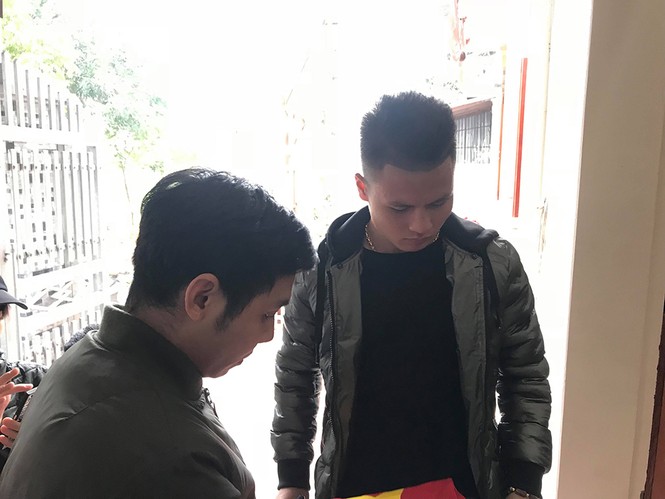 Người thân vỡ oà chào đón Quang Hải về thăm nhà - ảnh 3