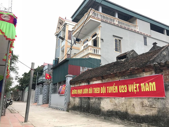 Người thân vỡ oà chào đón Quang Hải về thăm nhà - ảnh 1