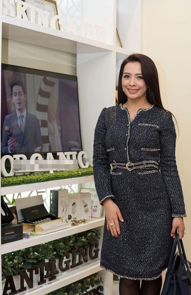 Hoa hậu Ngọc Hân, MC Phan Anh mặc áo dài đón Hoa hậu Trái đất 2017 - ảnh 8