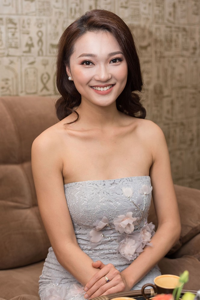 Hoa hậu Ngọc Hân, MC Phan Anh mặc áo dài đón Hoa hậu Trái đất 2017 - ảnh 9
