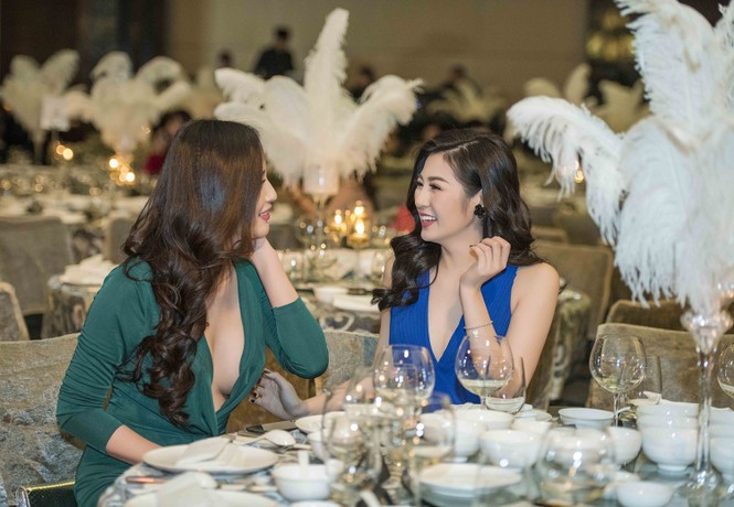Mai Phương Thuý diện váy xẻ sâu khoe đường cong hút mắt giữa giá rét - ảnh 8