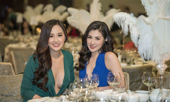 Mai Phương Thuý diện váy xẻ sâu khoe đường cong hút mắt giữa giá rét - ảnh 9