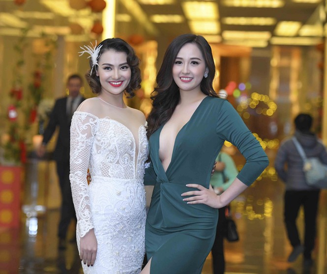 Mai Phương Thuý diện váy xẻ sâu khoe đường cong hút mắt giữa giá rét - ảnh 7