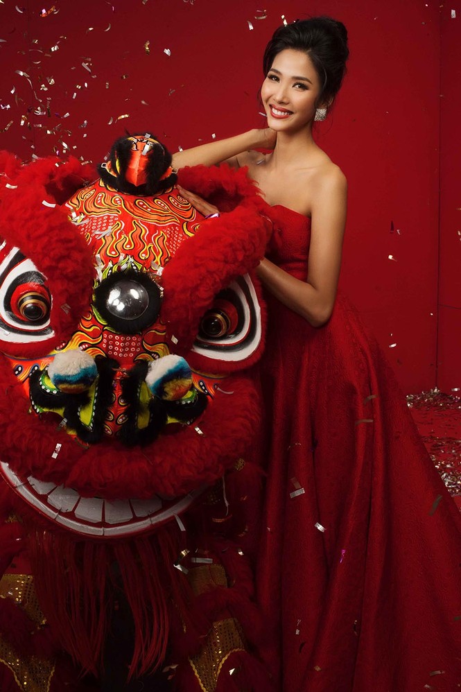 H'Hen Niê cùng hai Á hậu Hoàn vũ mặc áo dài rực rỡ đón Tết - ảnh 4