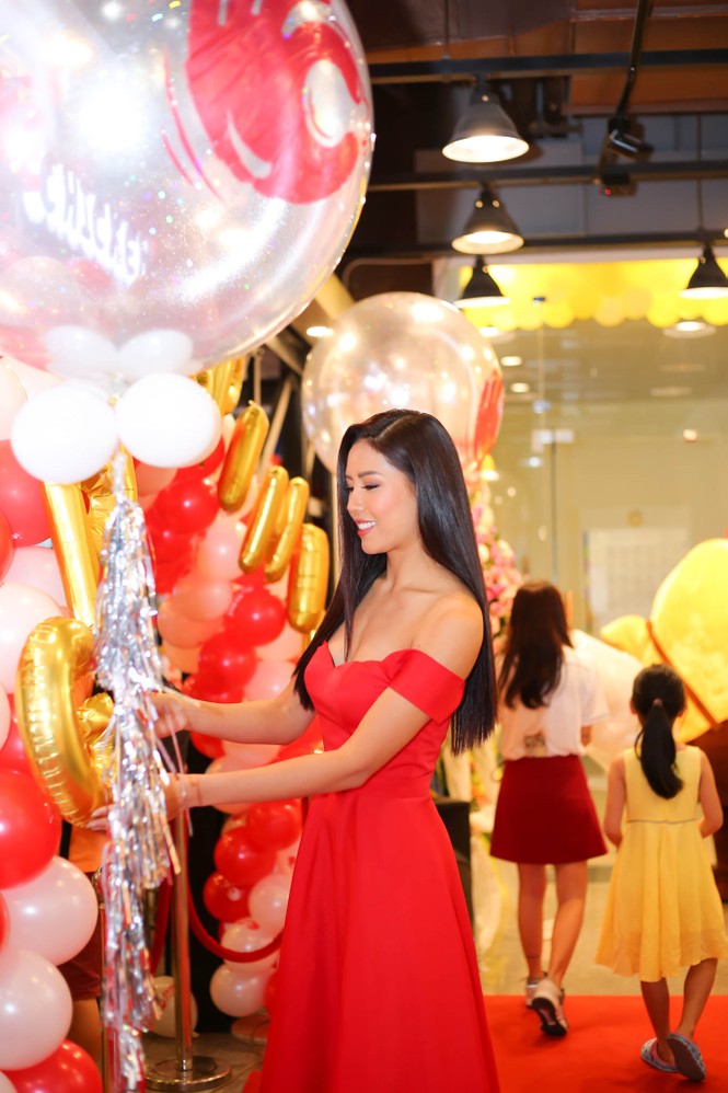 Nguyễn Thị Loan khoe vai trần quyến rũ trong ngày lên chức 'bà chủ' - ảnh 2