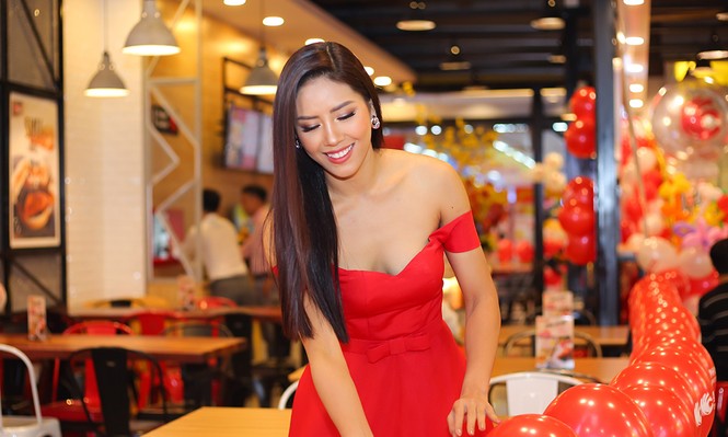 Nguyễn Thị Loan khoe vai trần quyến rũ trong ngày lên chức 'bà chủ' - ảnh 4