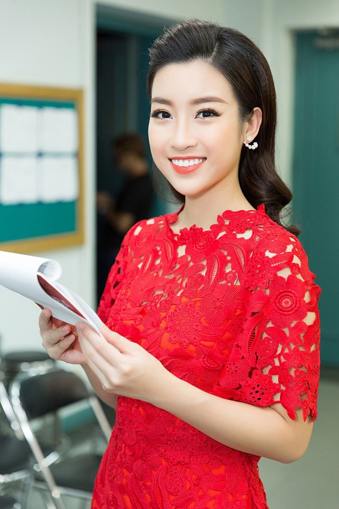 Hoa hậu Mỹ Linh khoe sắc với váy ren đỏ rực dẫn 'Thay lời muốn nói' - ảnh 4