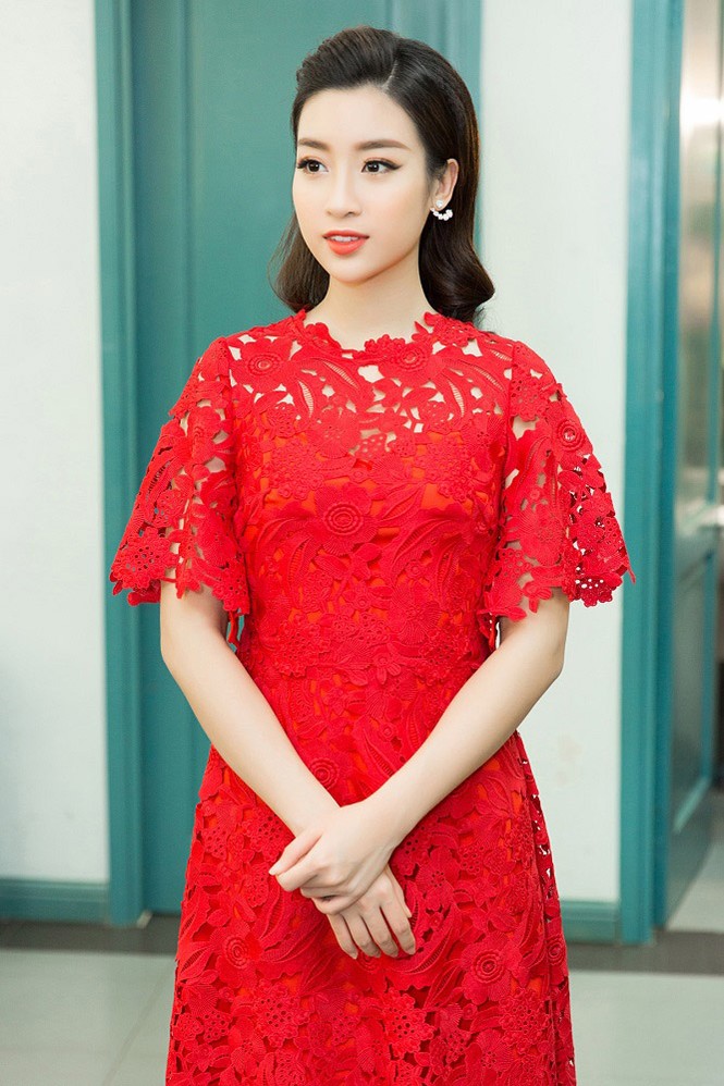 Hoa hậu Mỹ Linh khoe sắc với váy ren đỏ rực dẫn 'Thay lời muốn nói' - ảnh 9
