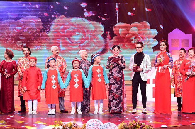 Hoa hậu Mỹ Linh khoe sắc với váy ren đỏ rực dẫn 'Thay lời muốn nói' - ảnh 8