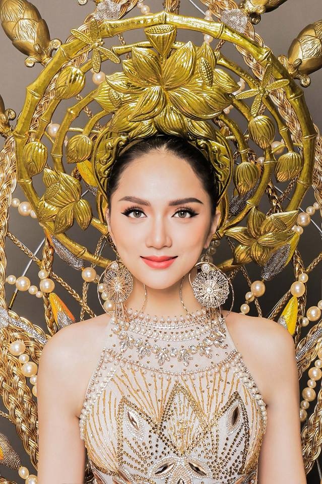Hương Giang Idol chơi trội mặc trang phục dân tộc 55kg ở HH chuyển giới - ảnh 1