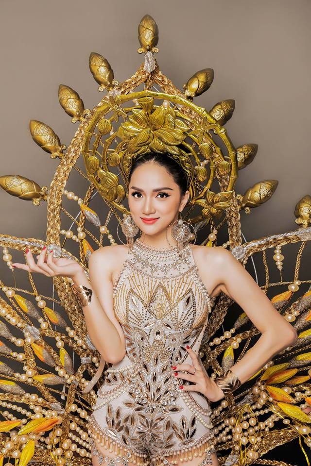 Hương Giang Idol chơi trội mặc trang phục dân tộc 55kg ở HH chuyển giới - ảnh 2