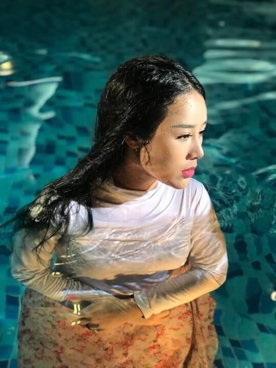 Vợ Việt Hoàn ngâm mình dưới nước lạnh quay MV lúc nửa đêm - ảnh 1