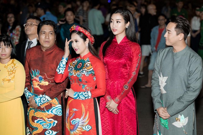 Hoa hậu Mỹ Linh diện áo dài đỏ rực, nổi bật bên 'soái ca' Hứa Vĩ Văn - ảnh 5
