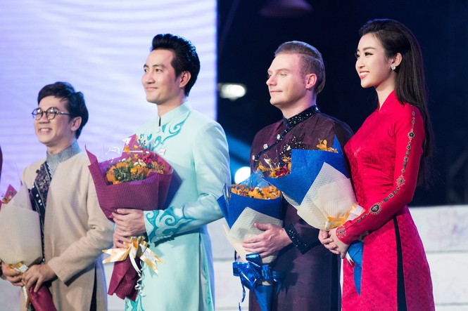 Hoa hậu Mỹ Linh diện áo dài đỏ rực, nổi bật bên 'soái ca' Hứa Vĩ Văn - ảnh 6