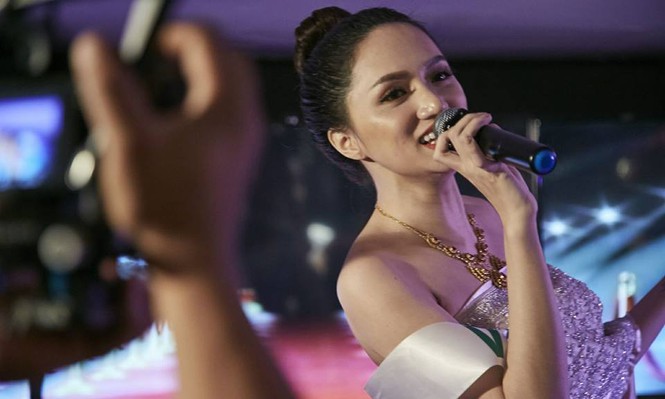 Hương Giang nổi bật với trang phục Thái, khoe giọng hát trên du thuyền - ảnh 10