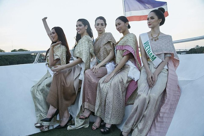 Hương Giang nổi bật với trang phục Thái, khoe giọng hát trên du thuyền - ảnh 3