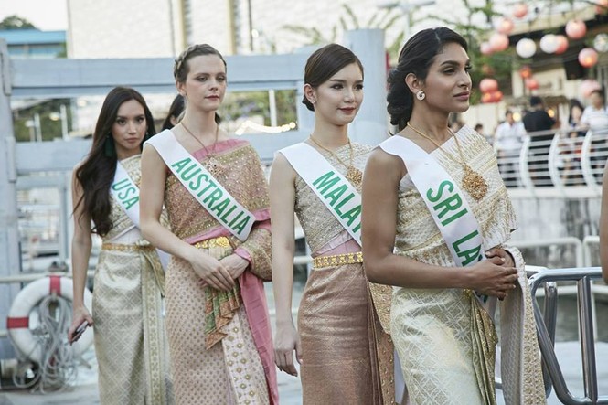 Hương Giang nổi bật với trang phục Thái, khoe giọng hát trên du thuyền - ảnh 1
