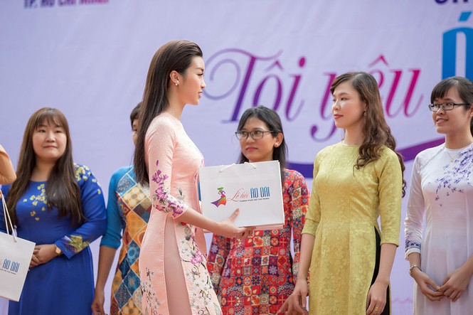 Hoa hậu Mỹ Linh mặc áo dài xinh đẹp giữa 'vòng vây' học sinh - ảnh 7