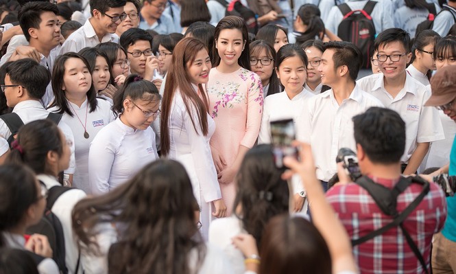 Hoa hậu Mỹ Linh mặc áo dài xinh đẹp giữa 'vòng vây' học sinh - ảnh 10