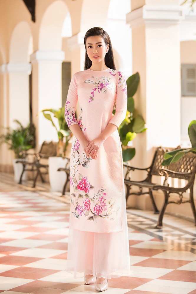 Hoa hậu Mỹ Linh mặc áo dài xinh đẹp giữa 'vòng vây' học sinh - ảnh 2