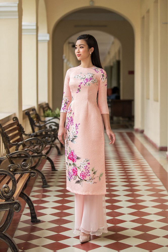 Hoa hậu Mỹ Linh mặc áo dài xinh đẹp giữa 'vòng vây' học sinh - ảnh 1