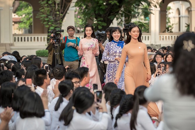 Hoa hậu Mỹ Linh mặc áo dài xinh đẹp giữa 'vòng vây' học sinh - ảnh 6