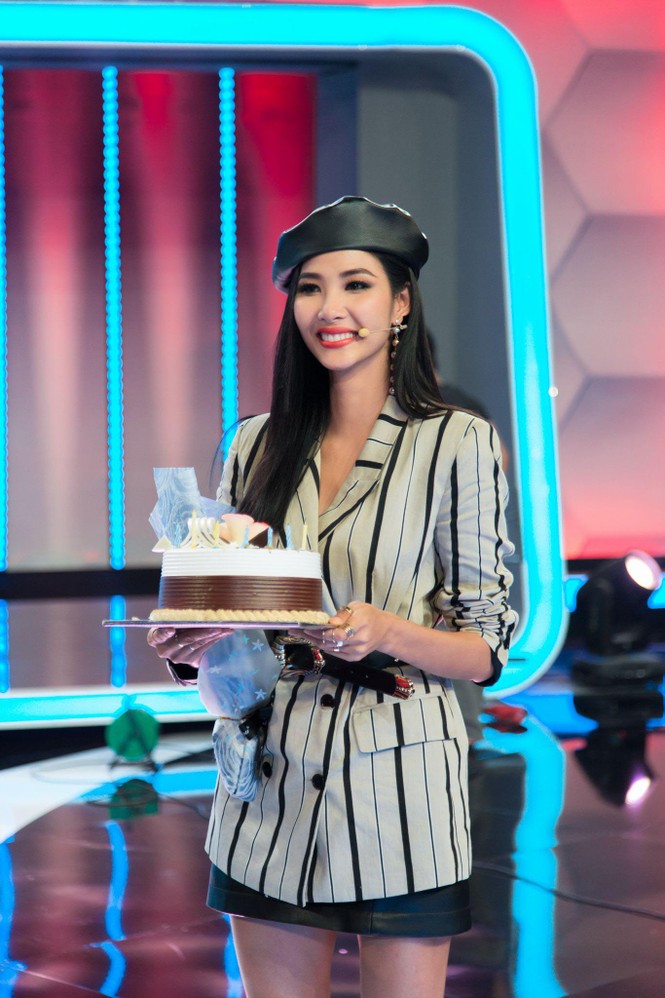 Mâu Thuỷ, Hoài Linh bất ngờ tặng bánh sinh nhật sớm cho Hoàng Thuỳ - ảnh 7