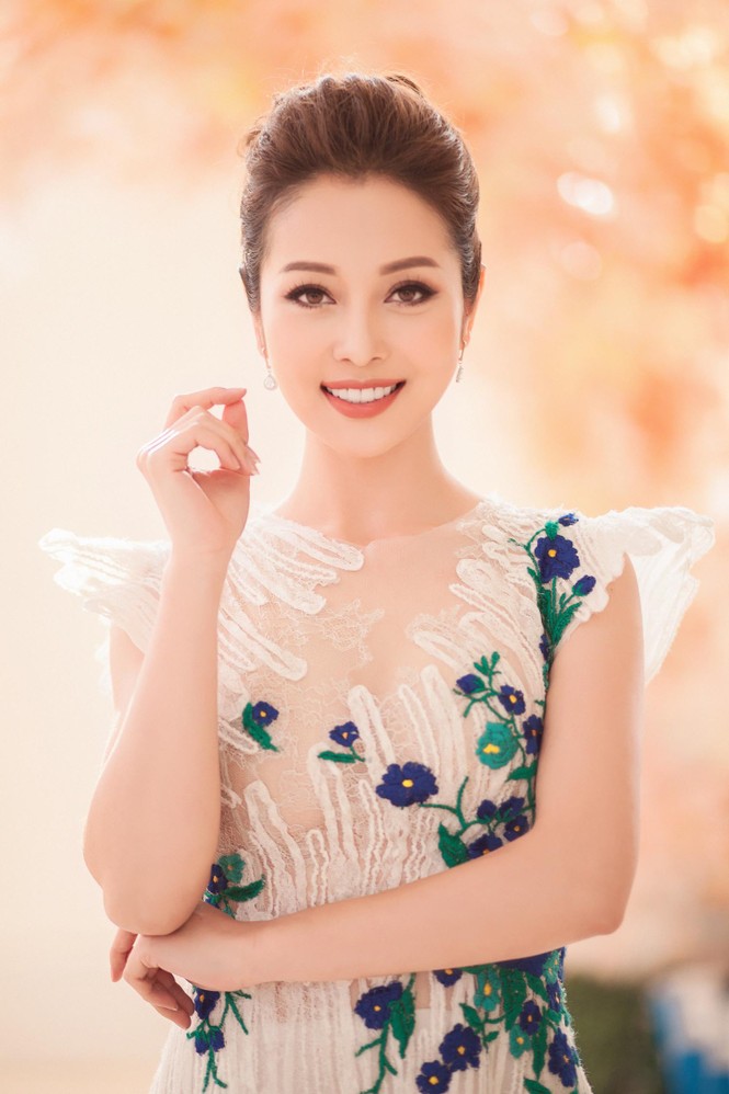 'Gái hai con' Jennifer Phạm mặc váy tua rua nóng bỏng trổ tài ca sĩ - ảnh 1
