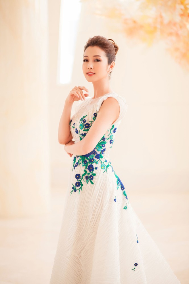 'Gái hai con' Jennifer Phạm mặc váy tua rua nóng bỏng trổ tài ca sĩ - ảnh 2