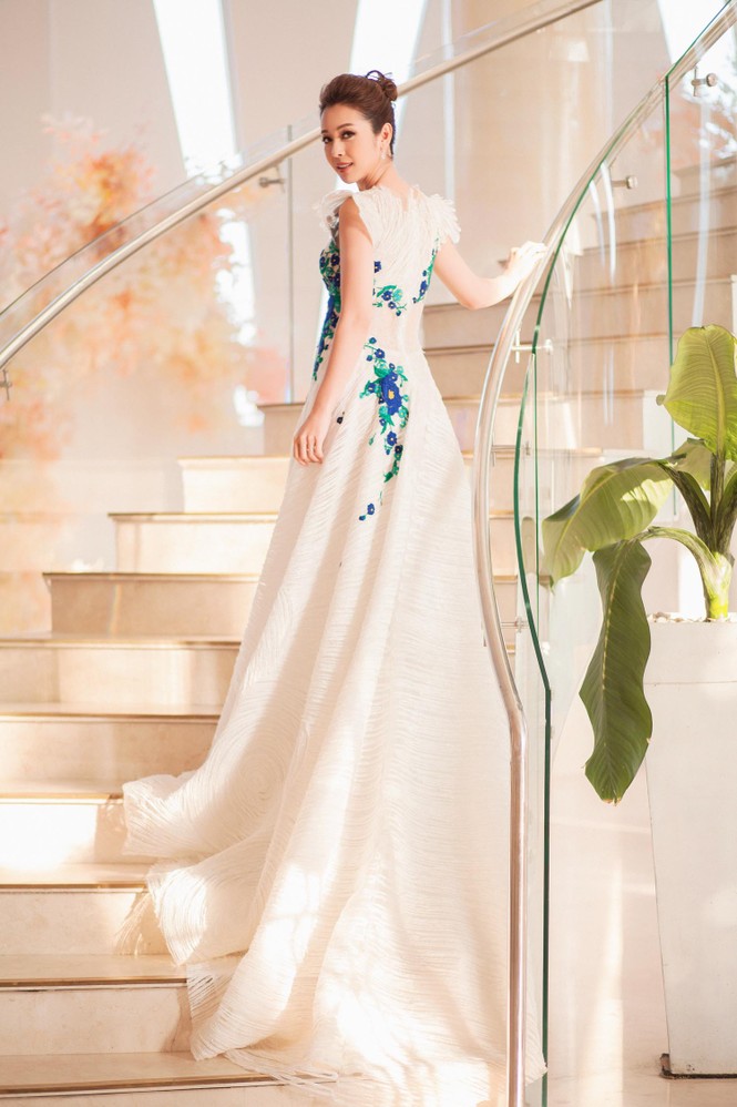 'Gái hai con' Jennifer Phạm mặc váy tua rua nóng bỏng trổ tài ca sĩ - ảnh 3