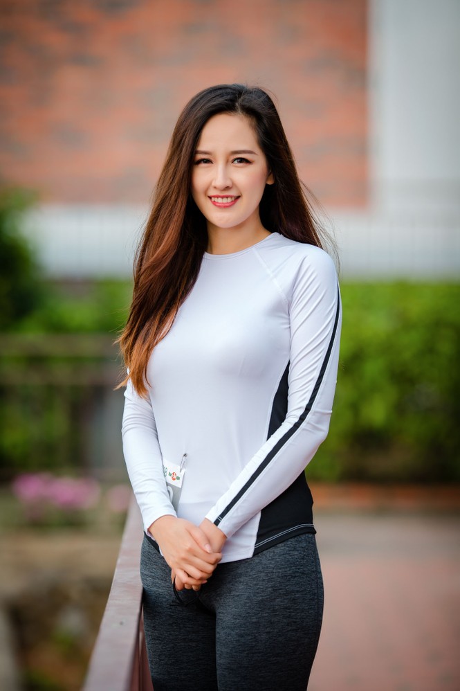 Mai Phương Thuý mặc đồ thể thao quyến rũ, chạy bộ cùng MC Phan Anh - ảnh 1