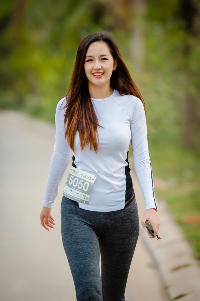 Mai Phương Thuý mặc đồ thể thao quyến rũ, chạy bộ cùng MC Phan Anh - ảnh 3