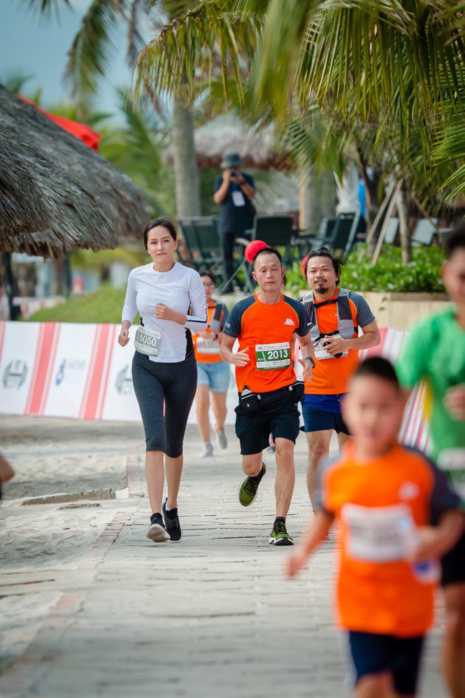 Mai Phương Thuý mặc đồ thể thao quyến rũ, chạy bộ cùng MC Phan Anh - ảnh 5