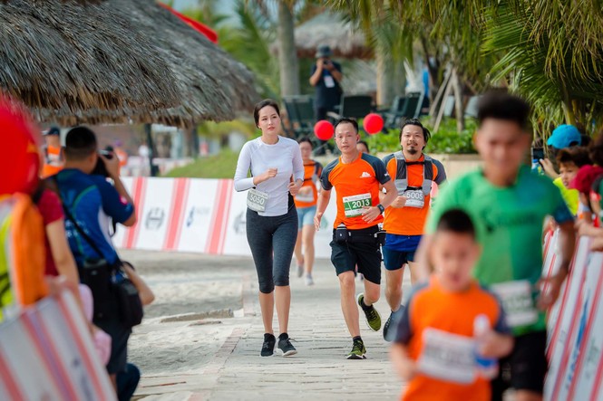 Mai Phương Thuý mặc đồ thể thao quyến rũ, chạy bộ cùng MC Phan Anh - ảnh 6