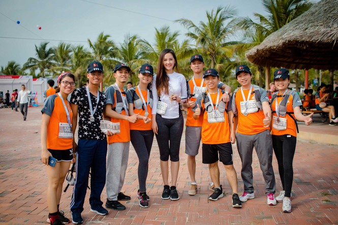 Mai Phương Thuý mặc đồ thể thao quyến rũ, chạy bộ cùng MC Phan Anh - ảnh 9