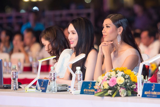 Nguyễn Thị Loan lộng lẫy làm giám khảo Bán kết Hoa hậu Biển Việt Nam - ảnh 9