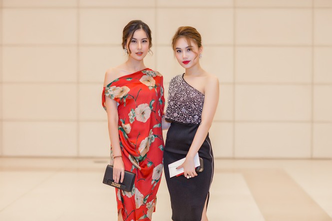 Hà Lade mặc váy hoa lệch vai rực rỡ, 'đọ sắc' cùng Hoa hậu H'Hen Niê - ảnh 4