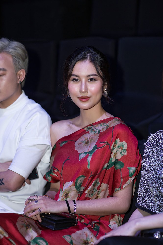 Hà Lade mặc váy hoa lệch vai rực rỡ, 'đọ sắc' cùng Hoa hậu H'Hen Niê - ảnh 6