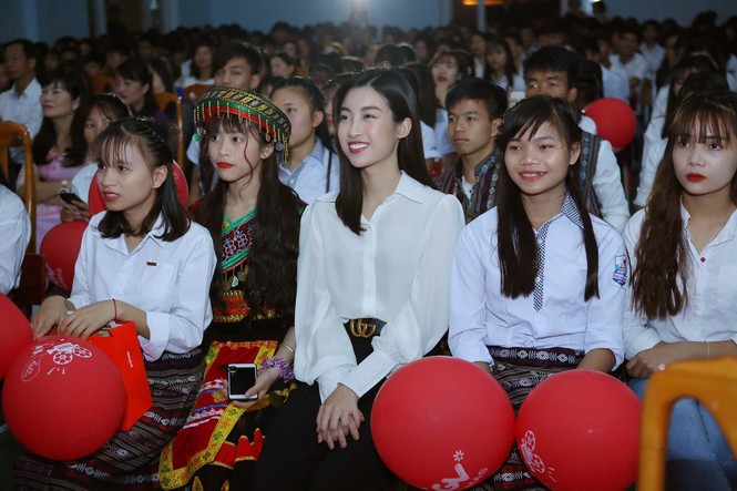 Đỗ Mỹ Linh đẹp trong veo giao lưu cùng học sinh dân tộc thiểu số - ảnh 1