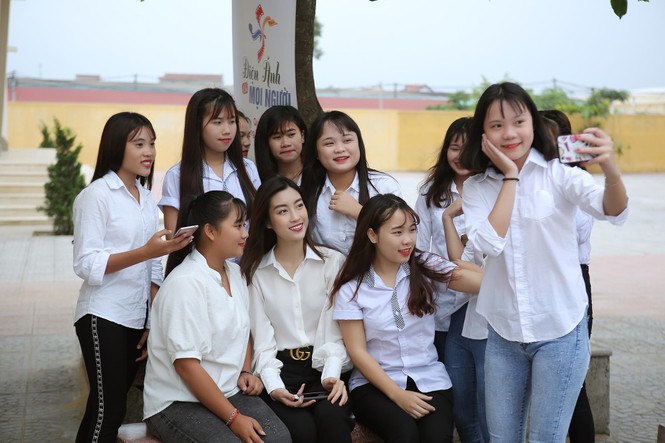 Đỗ Mỹ Linh đẹp trong veo giao lưu cùng học sinh dân tộc thiểu số - ảnh 2