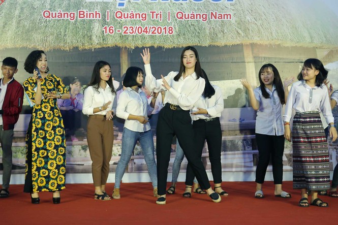 Đỗ Mỹ Linh đẹp trong veo giao lưu cùng học sinh dân tộc thiểu số - ảnh 3