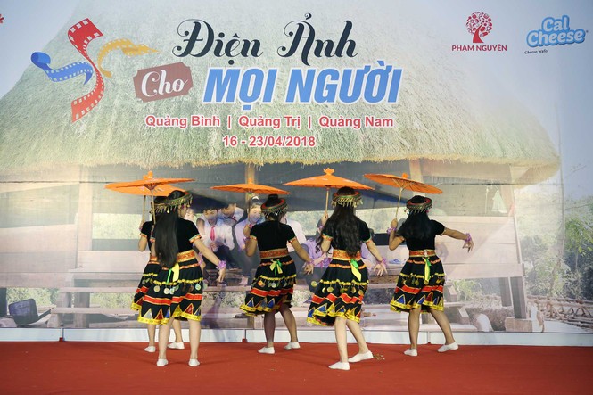 Đỗ Mỹ Linh đẹp trong veo giao lưu cùng học sinh dân tộc thiểu số - ảnh 4