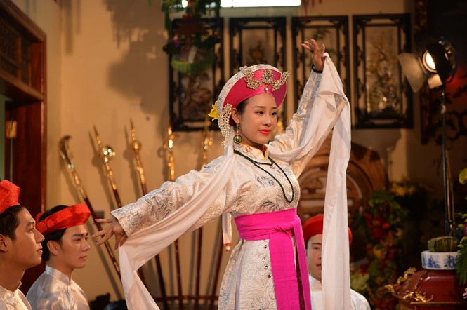 Bà xã Việt Hoàn phát hành MV 'Chiều phủ Tây Hồ' phiên bản hầu đồng - ảnh 2