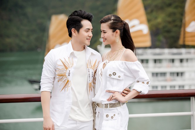 Dàn Hoa, Á hậu 'đổ bộ' du thuyền 5 sao ở Hạ Long xem thời trang - ảnh 13