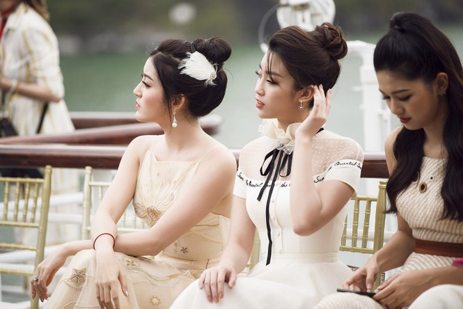 Dàn Hoa, Á hậu 'đổ bộ' du thuyền 5 sao ở Hạ Long xem thời trang - ảnh 16