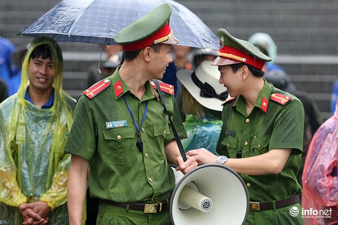 Xúc động tình nguyện viên đội mưa làm 'hàng rào mền' ở Đền Hùng - ảnh 5