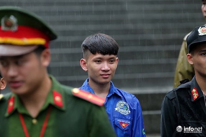Xúc động tình nguyện viên đội mưa làm 'hàng rào mền' ở Đền Hùng - ảnh 6