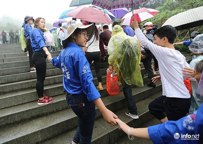 Xúc động tình nguyện viên đội mưa làm 'hàng rào mền' ở Đền Hùng - ảnh 3