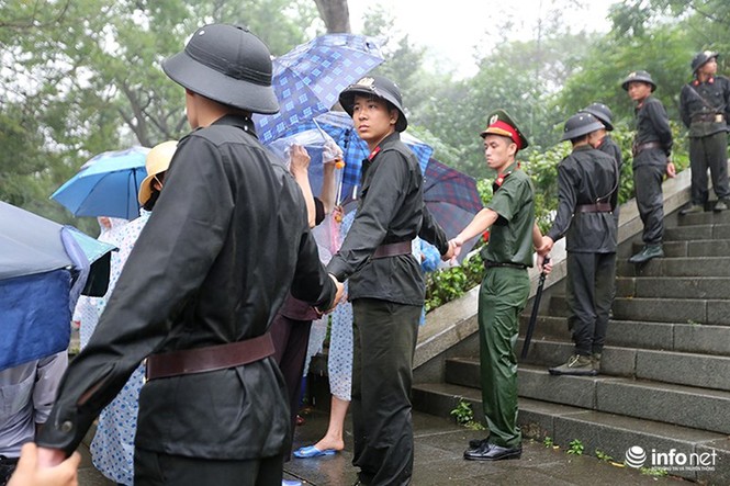 Xúc động tình nguyện viên đội mưa làm 'hàng rào mền' ở Đền Hùng - ảnh 7