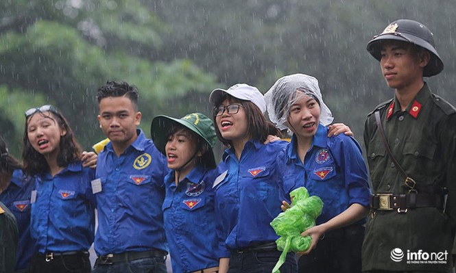Xúc động tình nguyện viên đội mưa làm 'hàng rào mền' ở Đền Hùng - ảnh 2